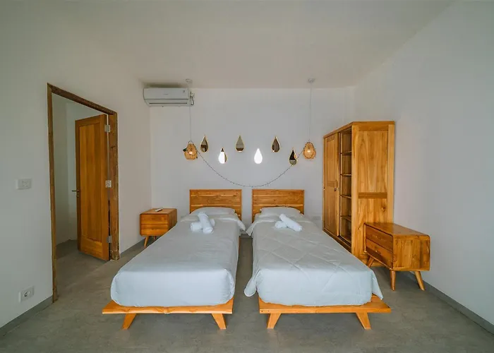 Modern 4br Ris Ya With Pool Near